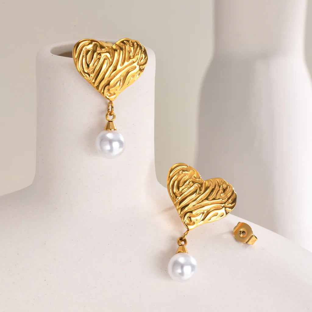 Aretes de corazón con perla
