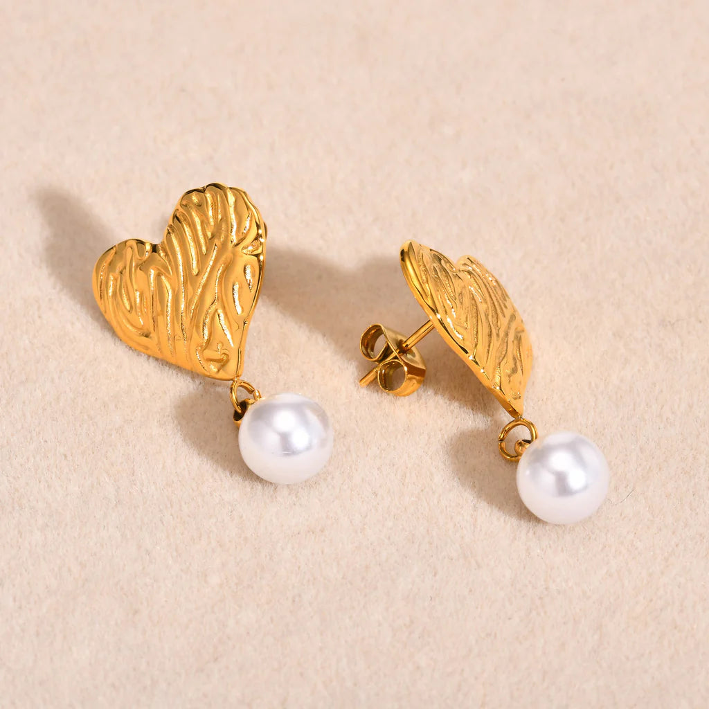 Aretes de corazón con perla