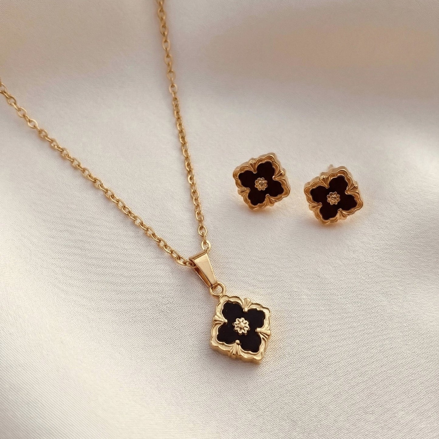 Collar Trébol Negro - Con Aretes💧