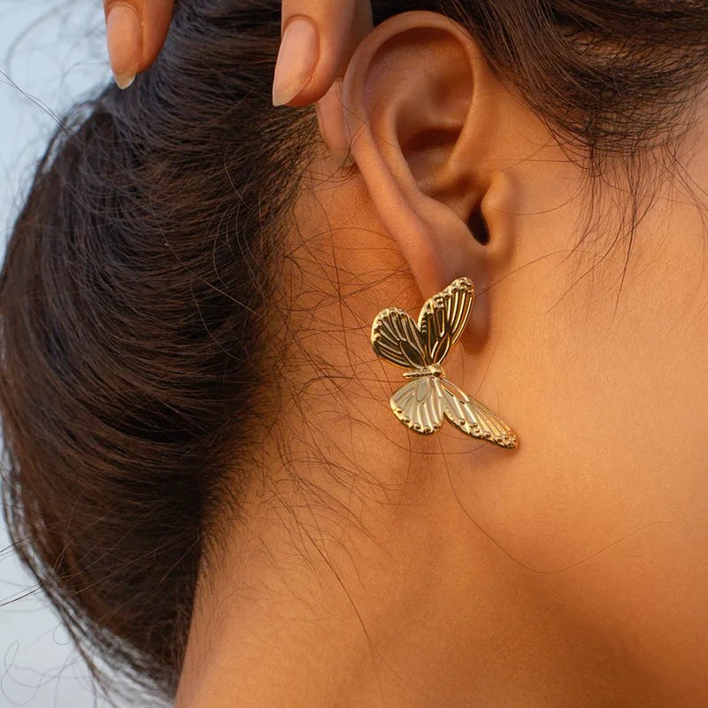 Aretes de mariposa dorada
