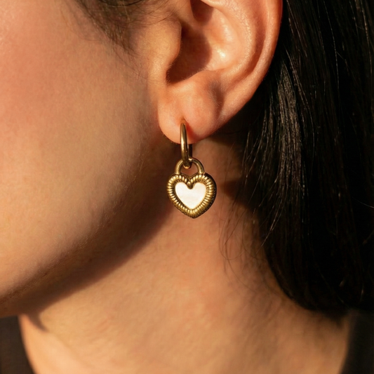 Black & white heart earrings 💧