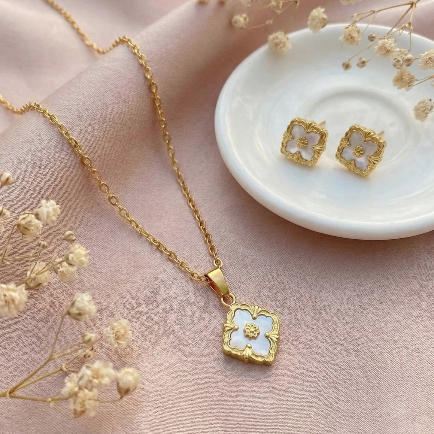 Collar Trébol Blanco - Con Aretes💧